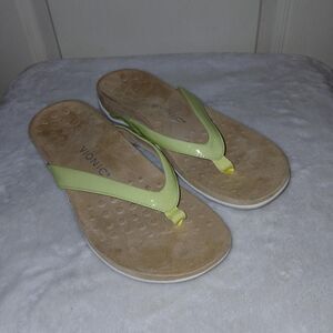 Vionic Green Patent Leather Toe-Post Supportive Sandals Flip Flops Size 9.5